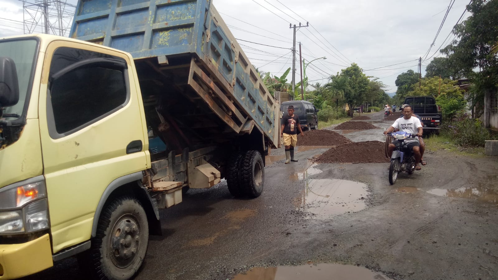 Pengurukan Jalan Sekitar Pasar Sonten Sambimulyo